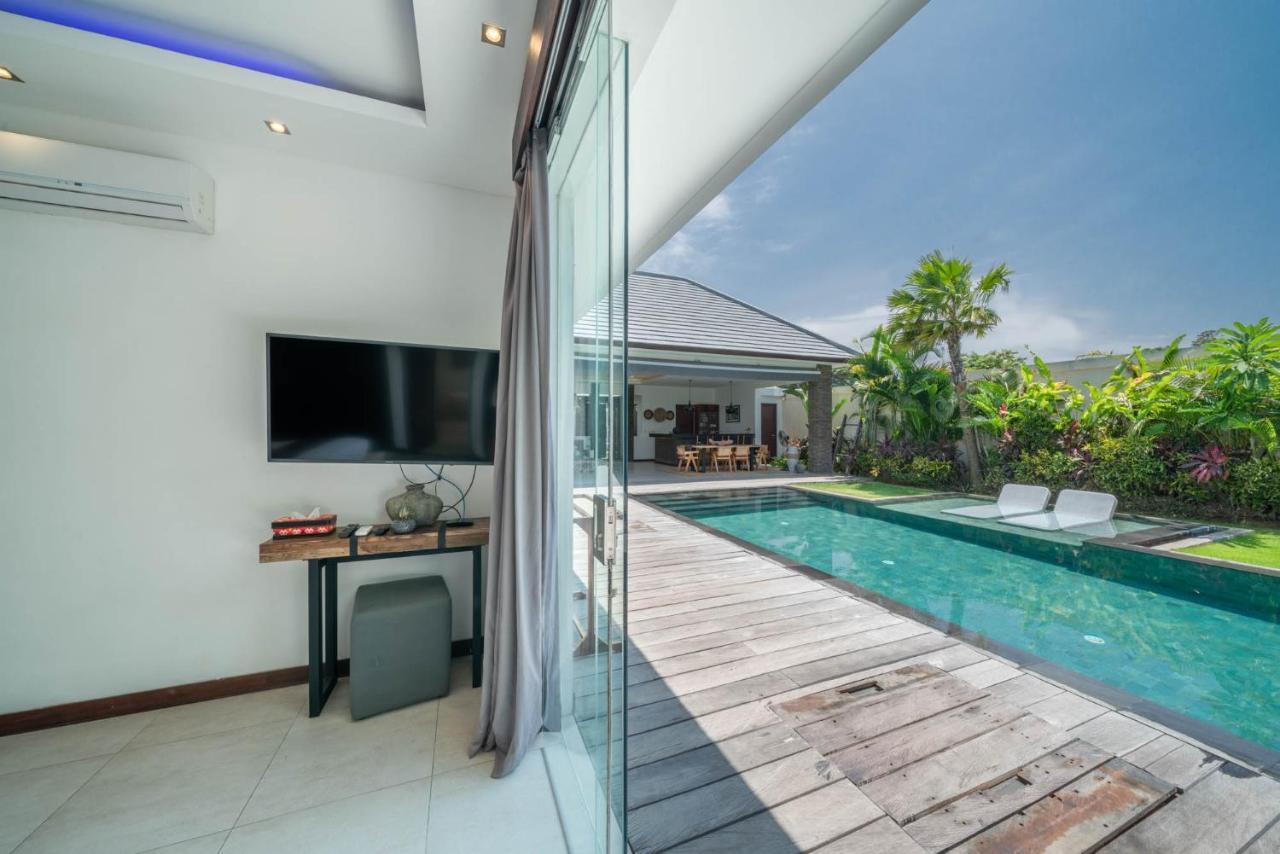 Villa Tira - Elegant 3Br In Central Seminyak 외부 사진