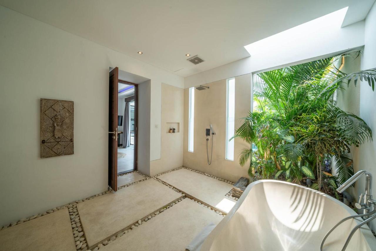 Villa Tira - Elegant 3Br In Central Seminyak 외부 사진