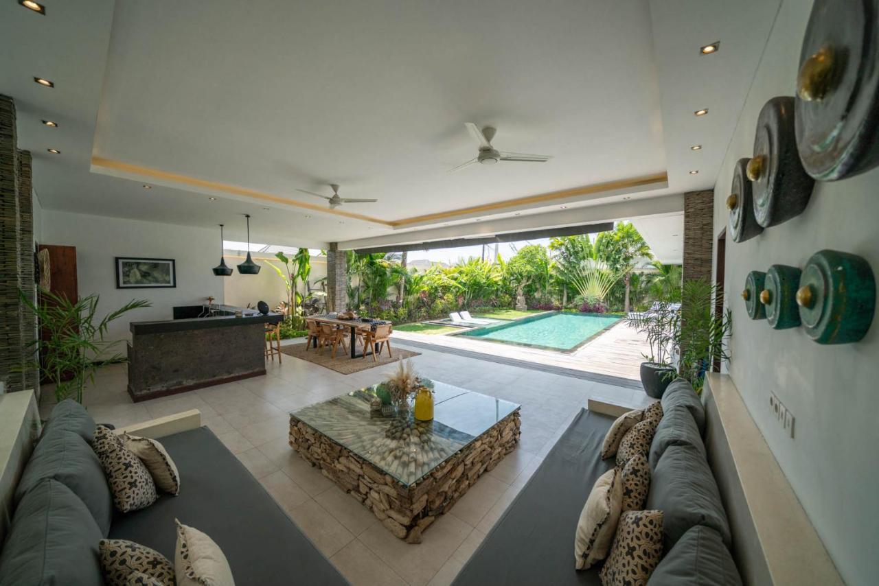 Villa Tira - Elegant 3Br In Central Seminyak 외부 사진