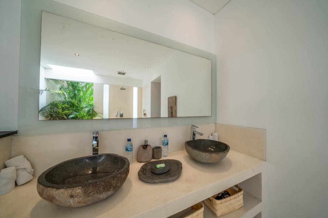 Villa Tira - Elegant 3Br In Central Seminyak 외부 사진
