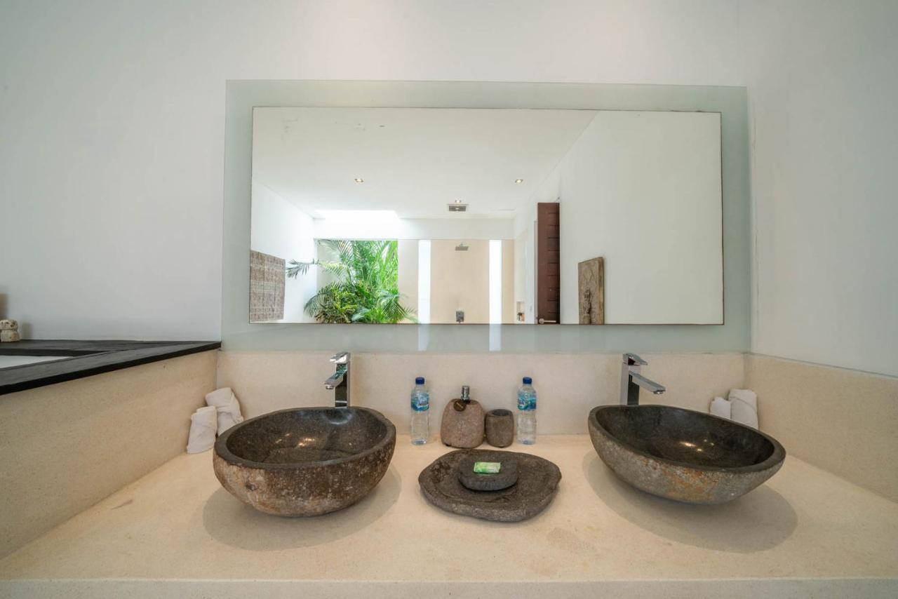 Villa Tira - Elegant 3Br In Central Seminyak 외부 사진