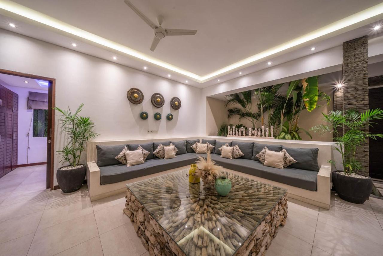 Villa Tira - Elegant 3Br In Central Seminyak 외부 사진