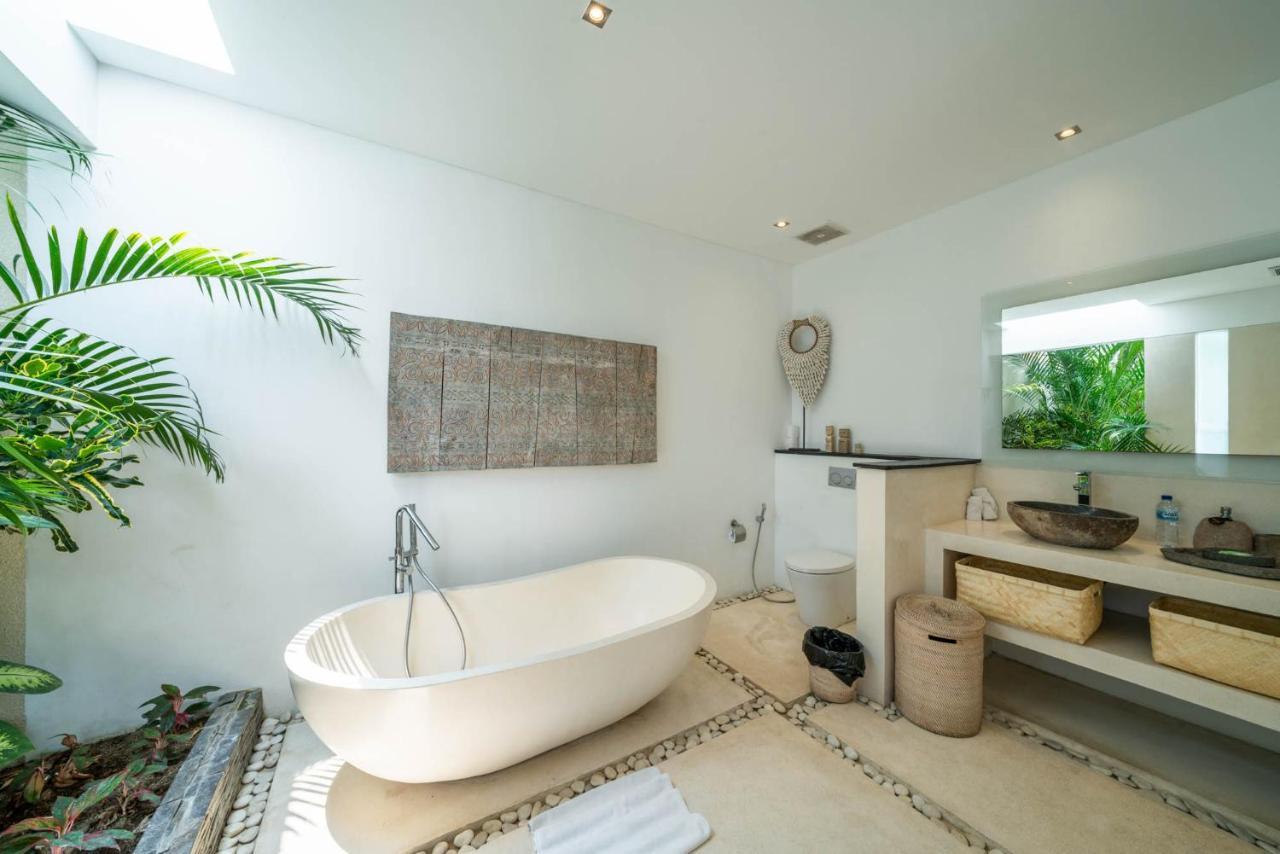 Villa Tira - Elegant 3Br In Central Seminyak 외부 사진